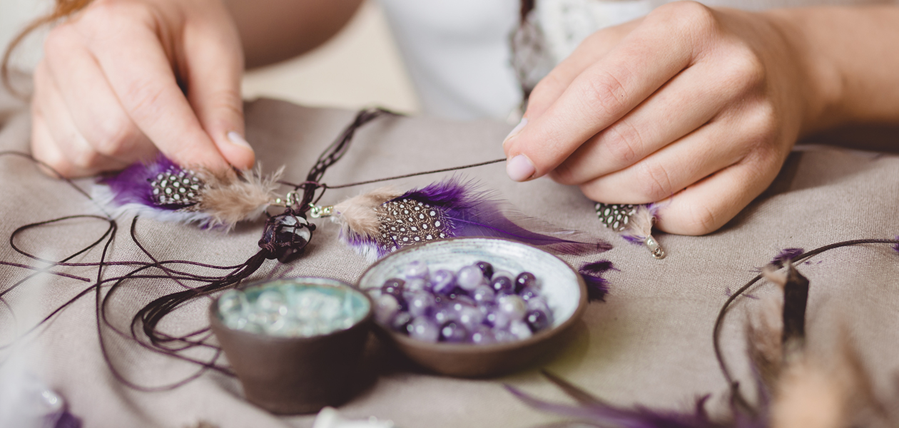 Risiken für Etsy Händler Eine Frau bastelt eine Halskette